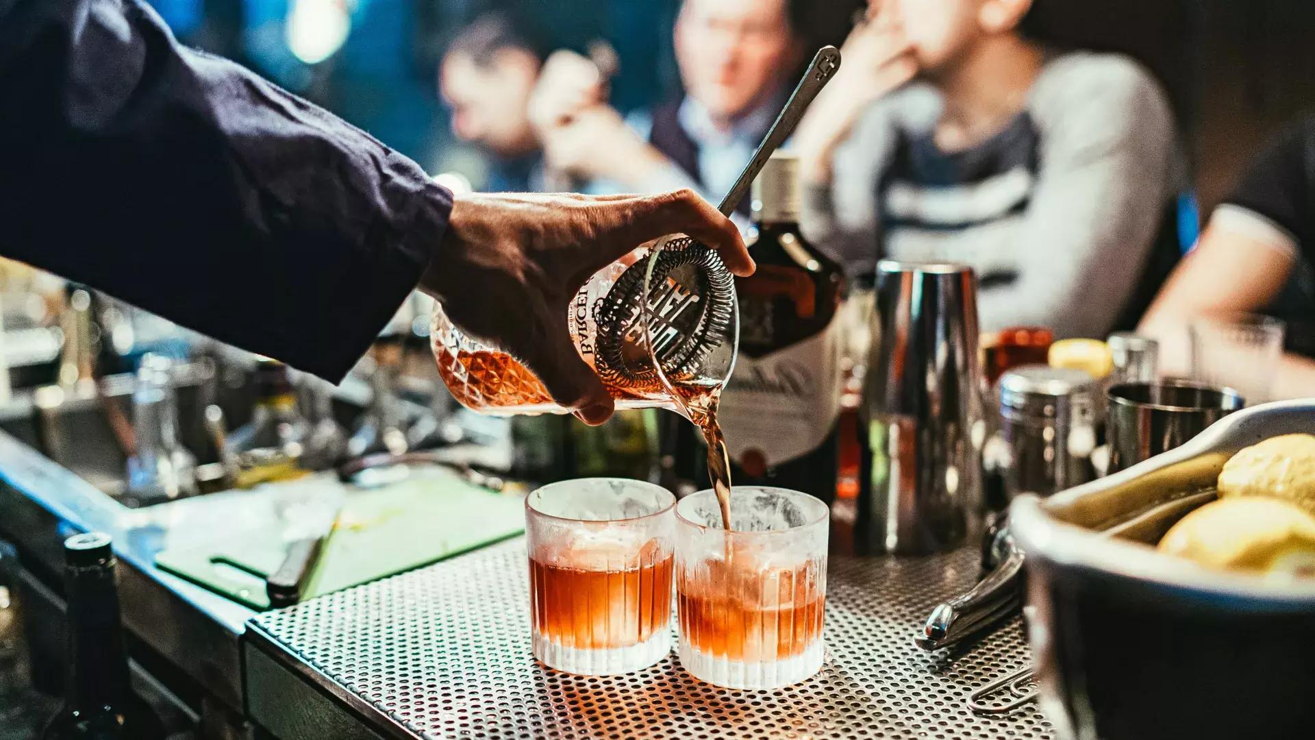 Barman versant des cocktails