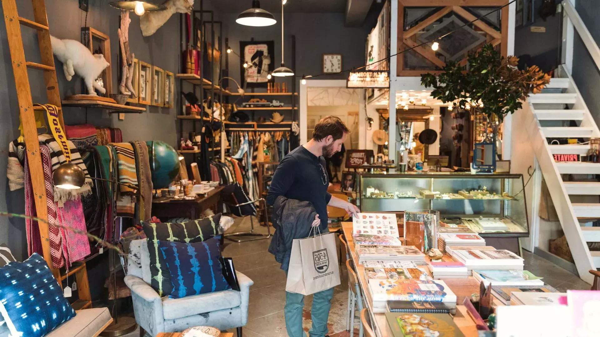 Un uomo acquista articoli in una boutique nel quartiere NoPa di San Francisco.