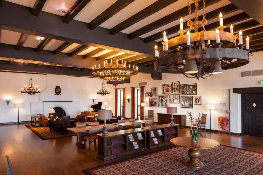 Interior del histórico Club de Oficiales de Presidio, con techos con vigas de madera y grandes candelabros.
