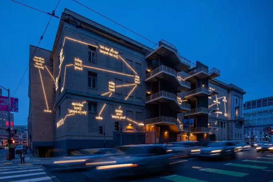 贝博体彩app的一座建筑被艺术家约瑟夫·科苏斯(Joseph Kosuth)的灯光艺术点亮
