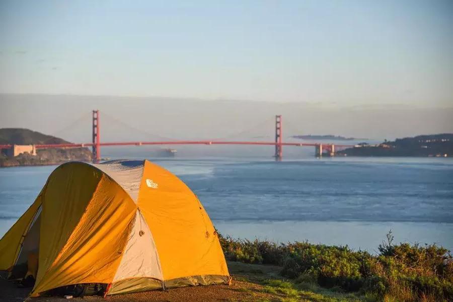 俯瞰金门大桥的露营地的帐篷.