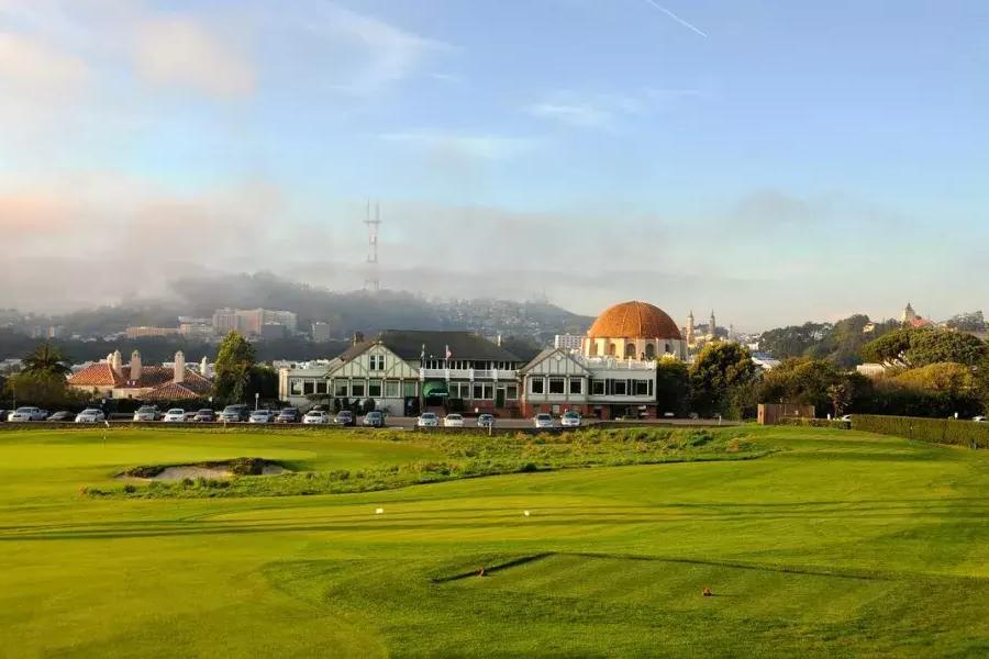 화창한 샌프란시스코 날에는 프레시디오 골프 코스의 그린이 빛납니다.