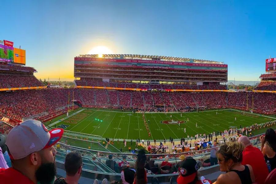 Veduta del campo di calcio del Levi's Stadium di Santa Clara, California, sede dei San Francisco 49ers.
