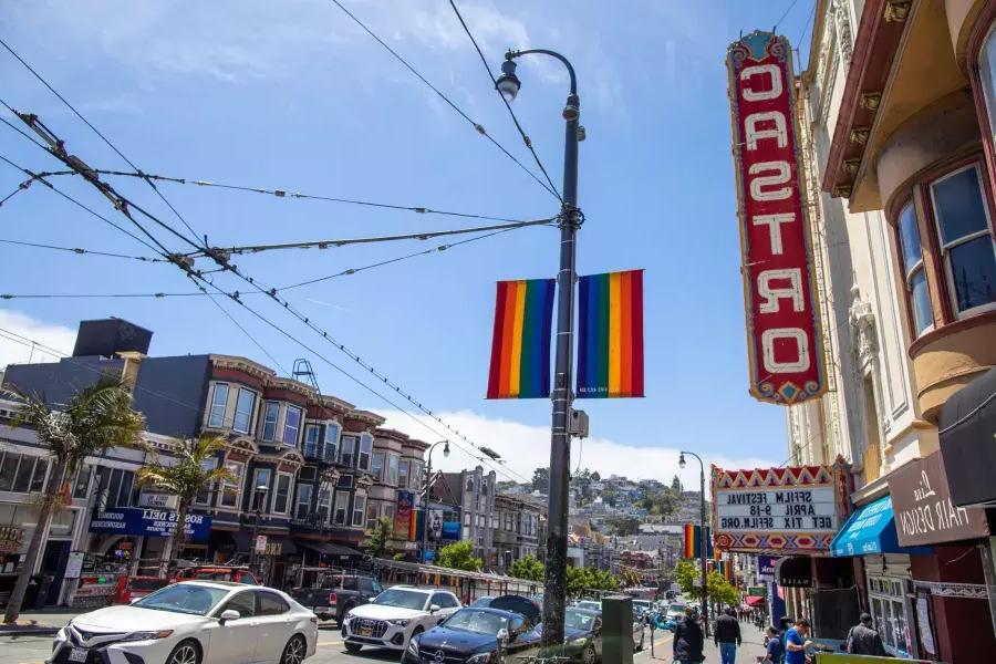 Il quartiere Castro di San Francisco, con l'insegna del Castro Theatre e le bandiere arcobaleno in primo piano.