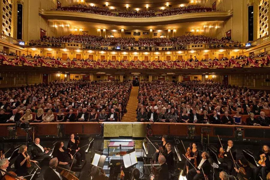 この交響曲は戦争記念オペラハウスでのオペラ公演に向けて準備を進めています。カリフォルニア州サンフランシスコ。