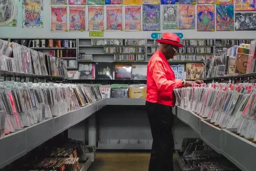 Un uomo con una giacca rossa acquista dischi all'Amoeba Records di San Francisco.