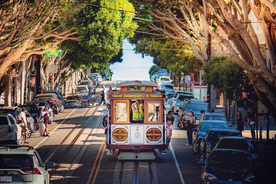 サンフランシスコのケーブルカーが並木通りに近づいてきます。