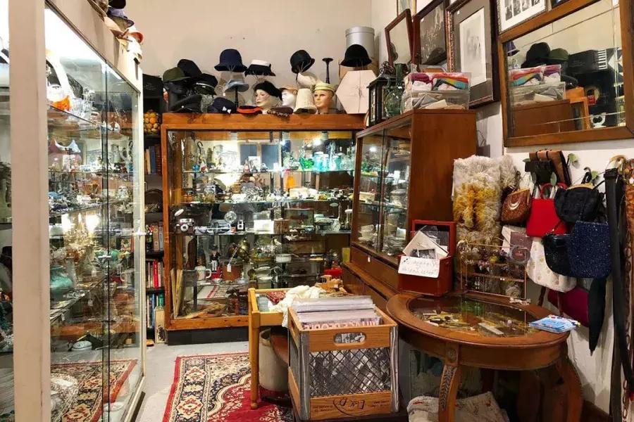 Vista interna di vari oggetti d'antiquariato, cappelli, opere d'arte e altro ancora presso Cole Valley Antiques.