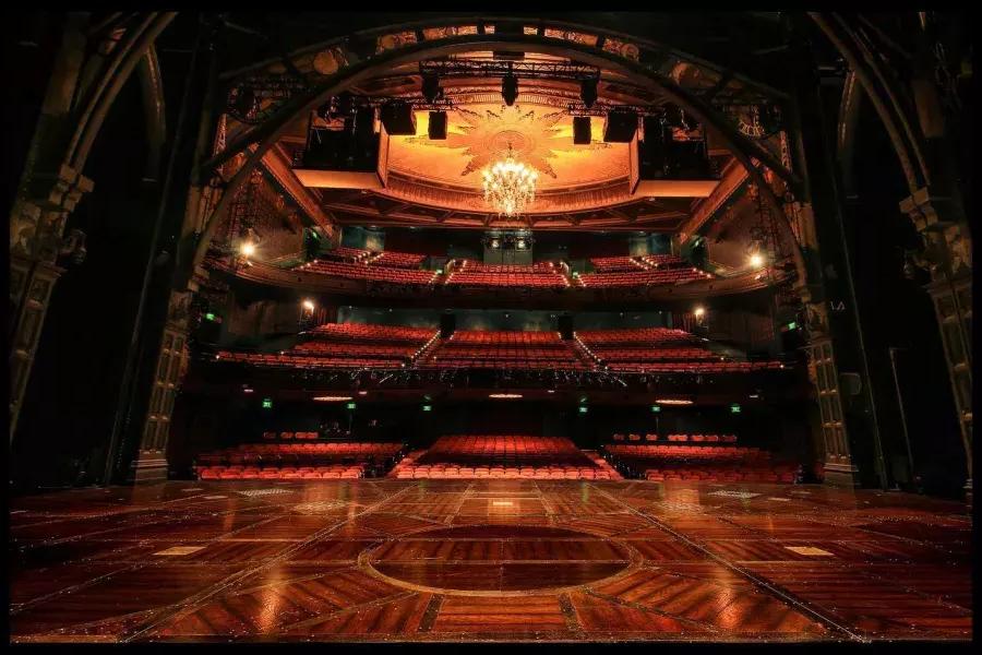 柯伦剧院内部，从舞台上看. 贝博体彩app，加利福尼亚州.
