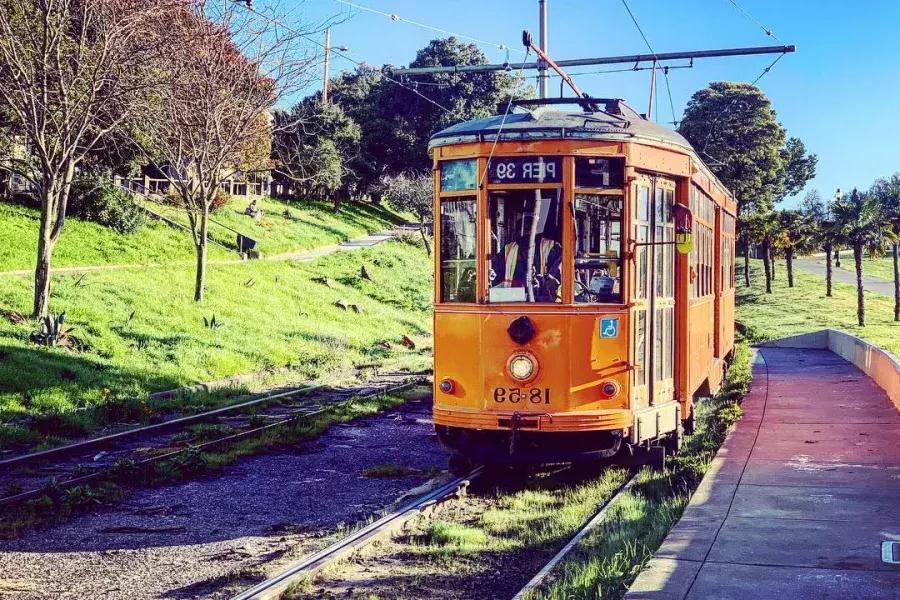 历史悠久的橙色F线电车在贝博体彩app卡斯特罗区(Castro)单轨运行。.