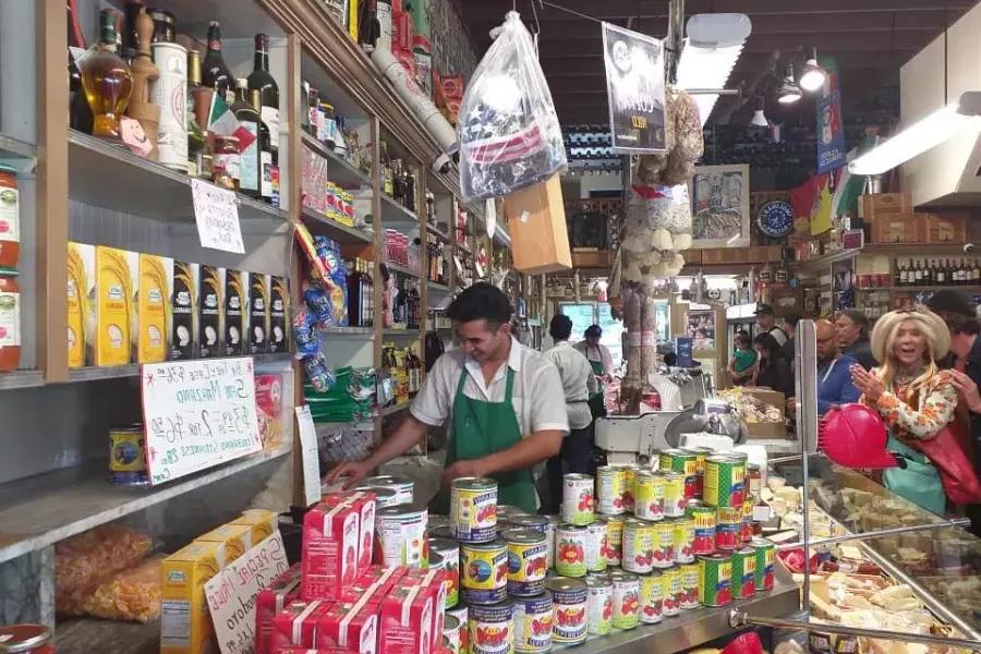 All'interno di un mercato alimentare italiano nel quartiere di North Beach a San Francisco.