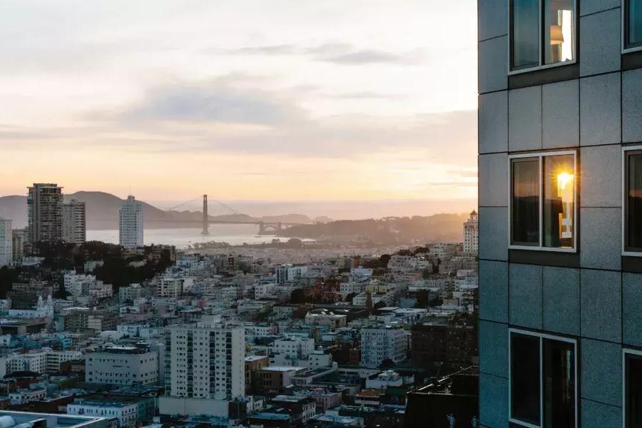 L'horizon de la ville de San Francisco est vu depuis le Four Seasons Hotel San Francisco At Embarcadero.
