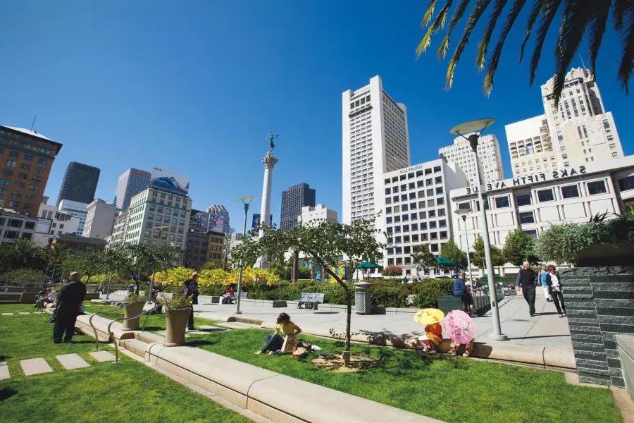 An einem sonnigen Tag genießen die Menschen einen Park am Union Square. 加州贝博体彩app.