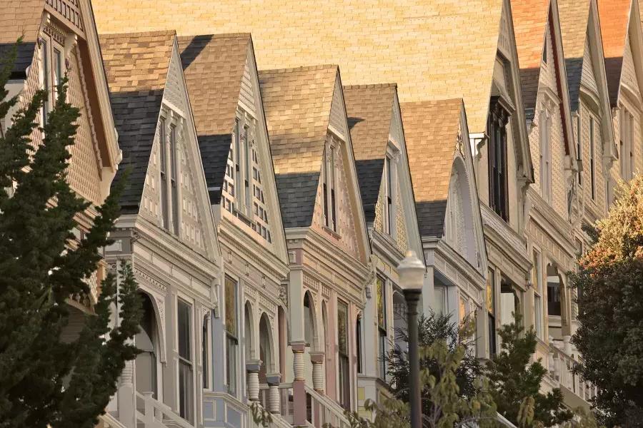 贝博体彩app卡斯特罗区(Castro District of San Francisco)一排维多利亚式房屋的前视图.