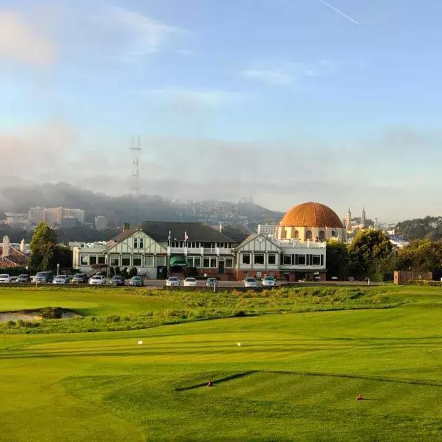 Die Grüns des Presidio Golf Course erstrahlen an einem sonnigen Tag in San Francisco.