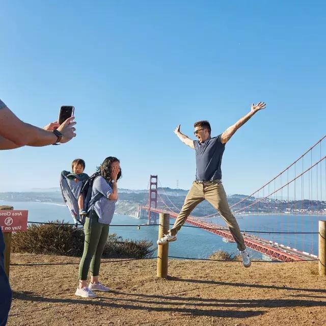 Um grupo tirando fotos na Ponte Golden Gate