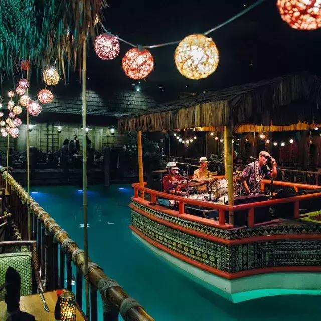 La banda de la casa toca en la laguna del mundialmente famoso Tonga Room del Hotel Fairmont de 贝博体彩app.