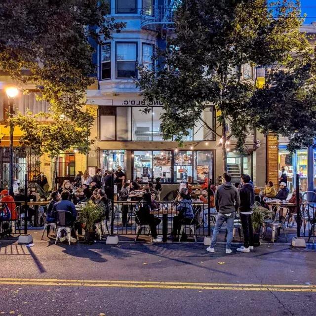Eine Menschenmenge genießt Essen und Trinken entlang der Valencia Street in San Francisco