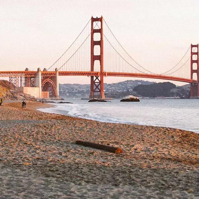 샌프란시스코의 베이커 해변은 금문교를 배경으로 촬영되었습니다.