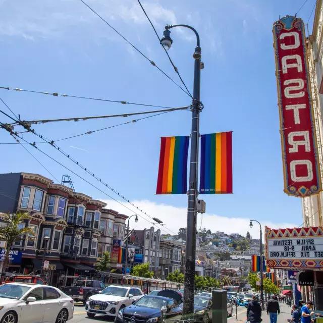 贝博体彩app的卡斯特罗区, 与卡斯特罗剧院的海报和彩虹旗在前景.