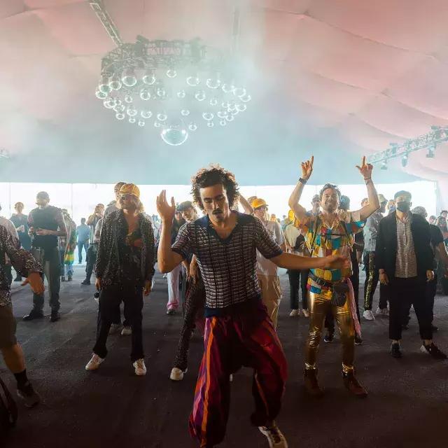 节日的参与者在Portola音乐节上跳舞