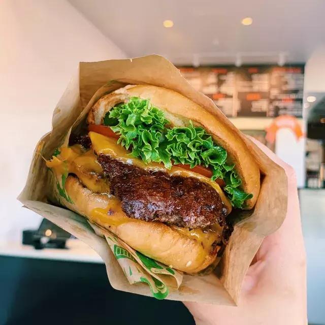 Um cheeseburger duplo do super duper 来自贝博体彩app.